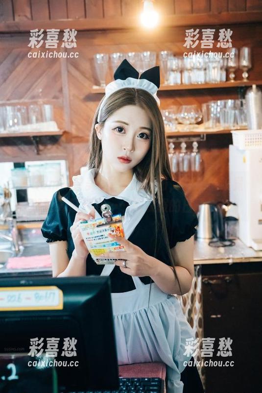 看Bomi(普美)最新的套图，女仆条纹竟然让人联想到……洗衣服的日子？！