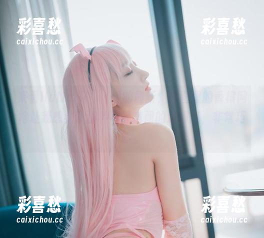 来看HaNari(하나리)的最新，原图里的香槟网格让我想到了那种不经意间的迷惑感，非常巧妙。