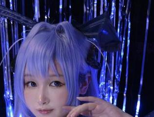 PAKI草莓酱私拍合集:自拍造型横行,真以为我是草莓园的皇后?
