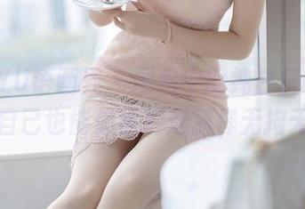XIAOYU语画界 - 图包中的纯白搭配,真希望自己也能像徐莉芝那样无拘无束。