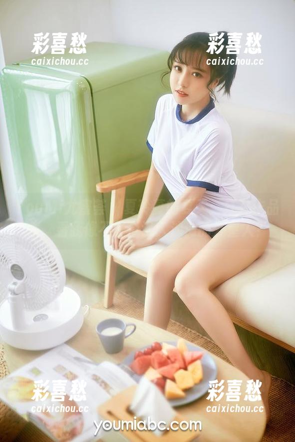 YouMi尤蜜荟-夏玲蔓 YouMi尤蜜荟 - 夏玲蔓的夏天:打开作品集,看我像不像个误入沙滩的外星人?
