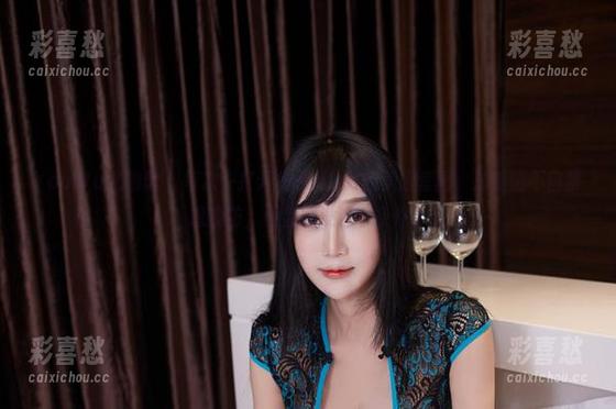 YouWu尤物馆-兔子Nina YouWu尤物馆 - 每次一打开兔子Nina的美腿套图,总是情不自禁想模仿,但显然没这个条件。
