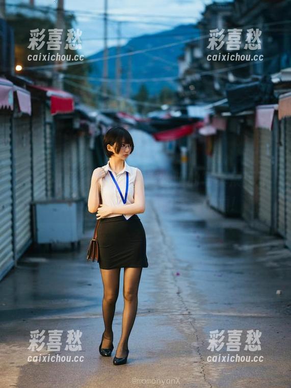 nagisa魔物喵 在杂物间,nagisa魔物喵的写真展示了‘杂’与‘优雅’的完美碰撞!