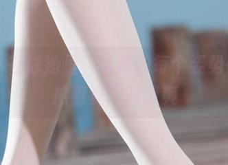 丽柜 - 在泳池里,怡萱的每个姿势都在翻拍着夏天的清爽