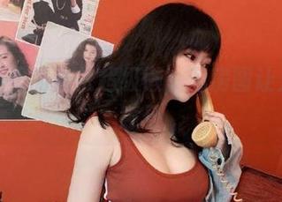体操服里的依依超级懒，私房图让人心猿意马
