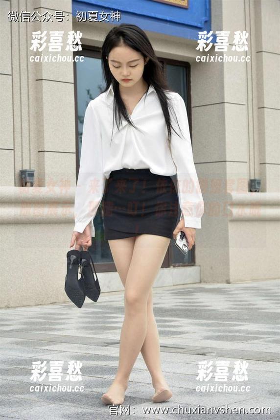 初夏女神 - 来了来了！依依的御姐套图，原图展示，那腿…叮！你注意你的口水哦！
