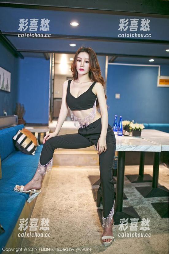 嗲囡囡-樱桃小犊子 嗲囡囡 - 樱桃小犊子的户外美图,树上那只鸟会不会也是她模特?