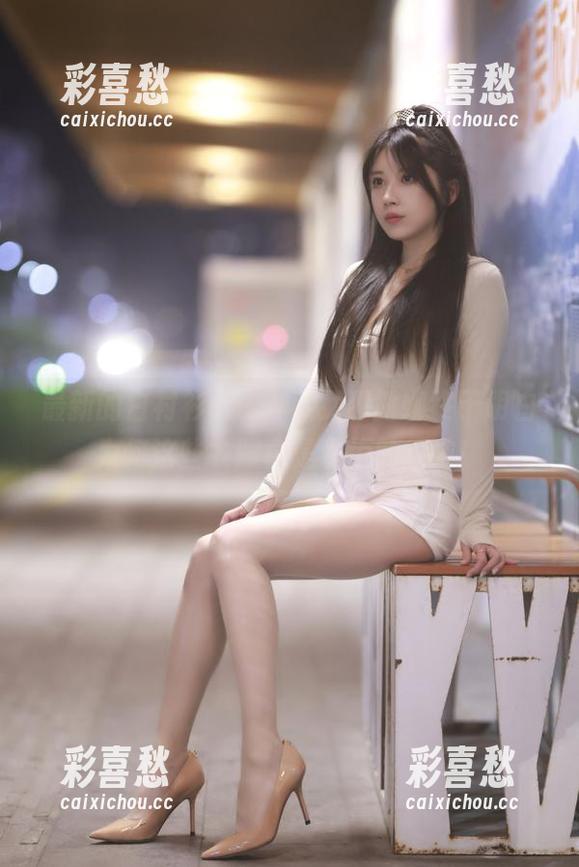 最新的白衬衫cos，小女巫露娜终于明白为何这些衣服真是永恒的经典！