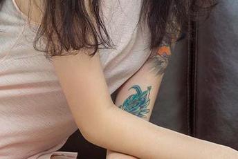 尤果网爱尤物 - 小妮妮写真：穿着高跟鞋，她的身高也在努力向上冲刺。
