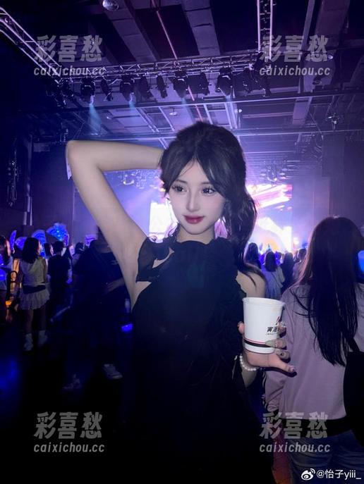 怡子yiii 怡子yiii化身冰公主,难怪壁纸界要为她打call!