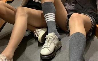 微密圈 - 最新图集曝光,无敌哒小姨妈的JK风,再一次点燃我的好奇心。