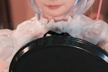 看白莉爱吃巧克力的定制写真–真心觉得这透明的设计太“大胆”了吧。