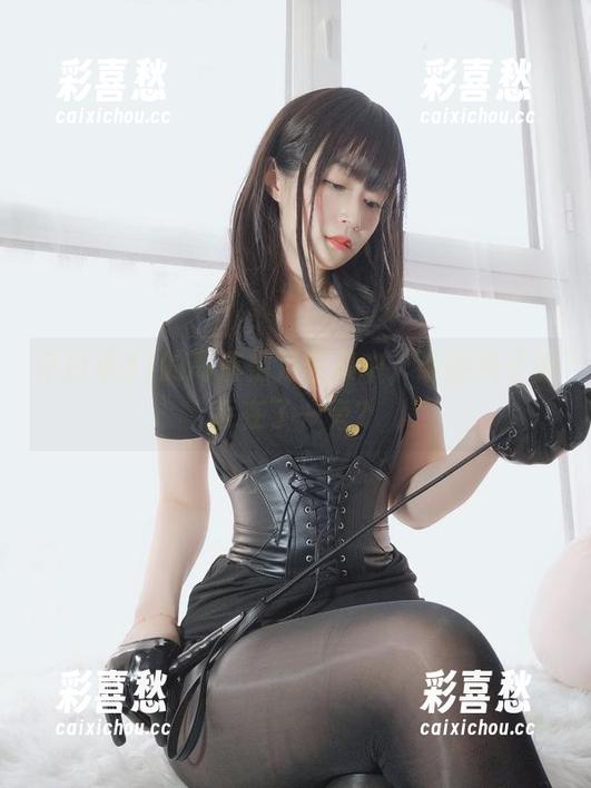 在白银81的高清裸足图集中，谁的鞋子被丢在了一旁？