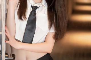 秀人网 - 把黑丝图包分享给你，MODEL伊若这波操作太让我好奇了。
