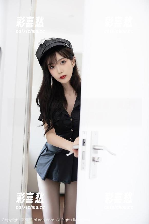 秀人网 - Mila嘟嘟的空姐合集：美图审美，谁能抗拒这双腿？