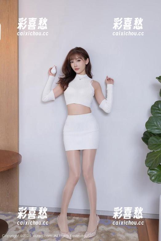 秀人网 - 来看看南初妹妹的高清写真，裤里丝的设计真敢！你敢穿吗？