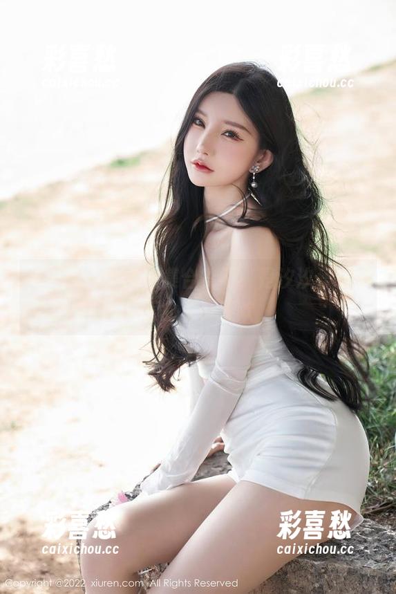 秀人网 - 女孩大集合？不，是汐汐爱吃草莓的写真狂欢