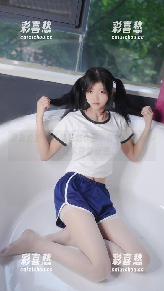 紧急企划 - 私房瑜伽作品，林书辞的身体语言让人静静遐想。