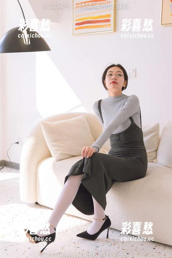 袜啵啵-小甜豆 袜啵啵 - 写真中,小甜豆的礼服闪闪发光——难道是星星做的?