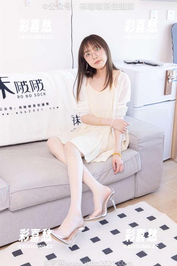 袜啵啵-小甜豆 袜啵啵 - 小甜豆的全套写真,搭配白棉袜,这波可爱让我彻底陷入了“袜”虎之中!