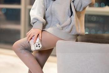 语画界 - Angela小热巴运动套图中的拼劲,是真的还是造作?