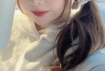 在闪月半的高清写真中,梦梦兔似乎会眨眼!