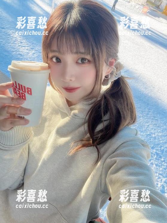 在闪月半的高清写真中，梦梦兔似乎会眨眼！