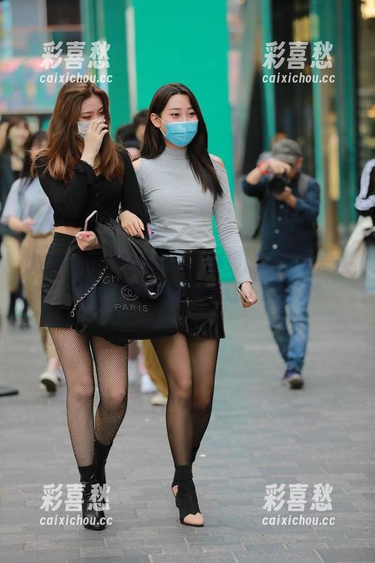 魔镜街拍-婷婷 魔镜街拍 - 原图分享:婷婷的白色吊带连衣裙,黑丝美腿有点让人想多了