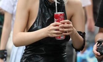 魔镜街拍 - 写真更新：午后喝茶，婷婷的灰裙状态是：职场女王or慵懒猫咪？