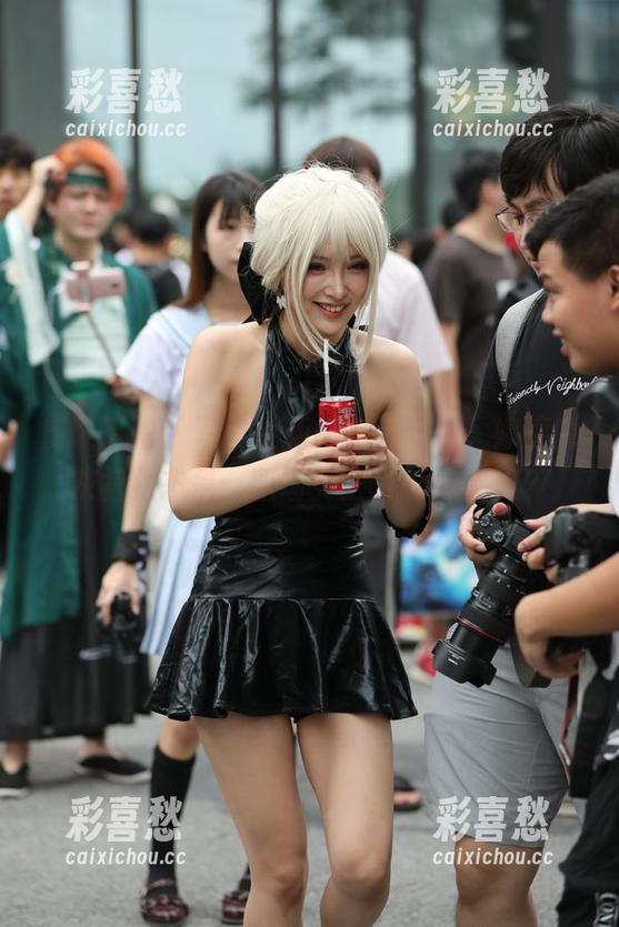 魔镜街拍 - 写真更新：午后喝茶，婷婷的灰裙状态是：职场女王or慵懒猫咪？