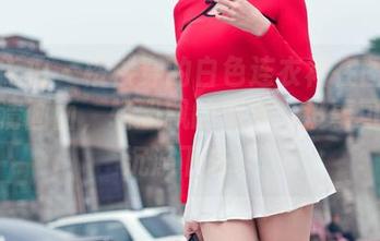 魔镜街拍 - 楼楼穿的白色连衣裙在图库里的高清画面,轻飘飘的像梦,没事可真想沉溺下去。