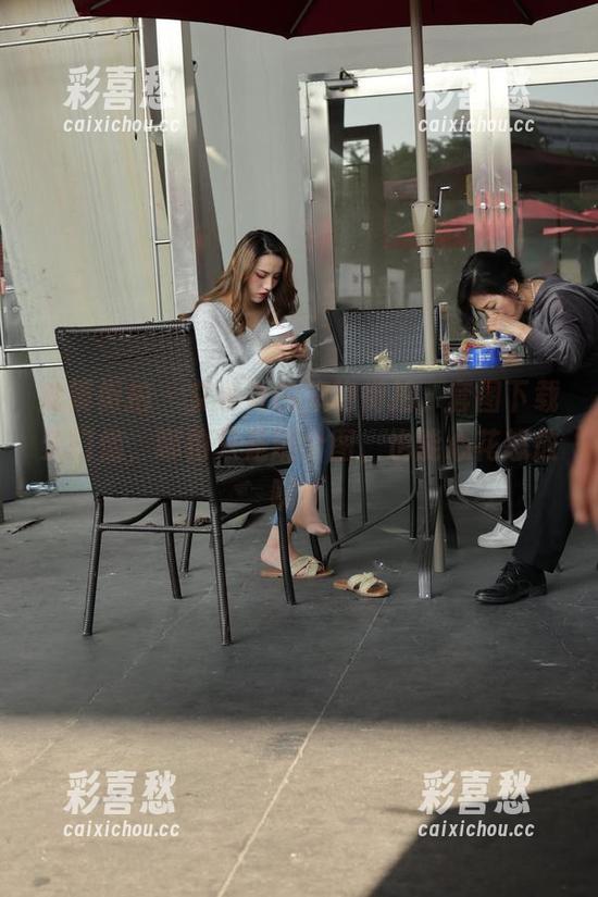 魔镜街拍-艾小青 魔镜街拍 - 艾小青的旗袍街拍,套图下载无门槛,哪怕只是刷个图,也能心花怒放啊!