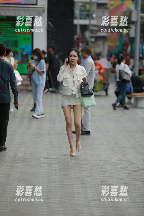 魔镜街拍 - 蓝色泳衣映衬下的芝芝，水波荡漾，图包和资源就这样闲闲浮着。
