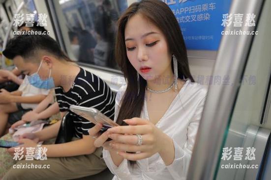 魔镜街拍-萌宝儿 魔镜街拍 - 福利真不少,萌宝儿在广场试穿包臀裙和肉丝,不愧是选手啊!